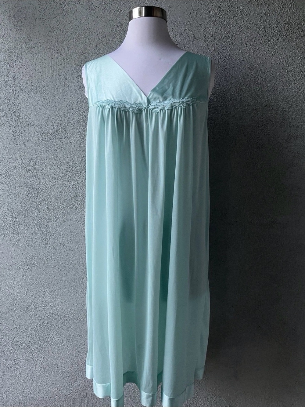Vintage Vanity Fair Mint Nylon Pleated Sleeveless V-Neck Nightgown Large USA